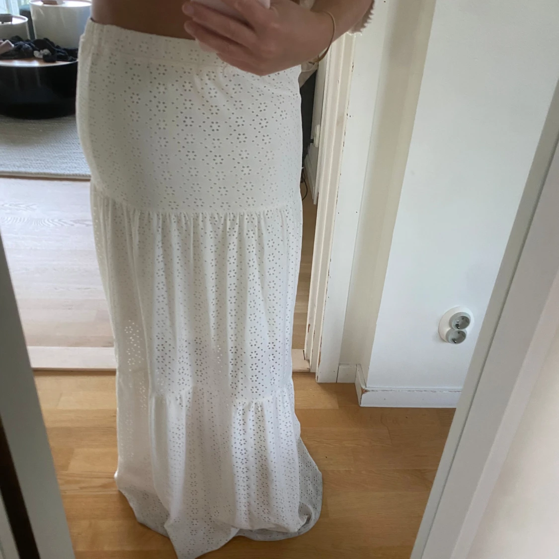 Vit långkjol med broderade hål