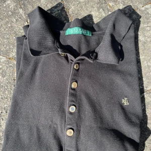 Pikétröja från Lauren Ralph Lauren - Pikétröja från Lauren Ralph Lauren, bra skick lite solblekt men ingen man lägger märke till. Priset är diskuterbart!