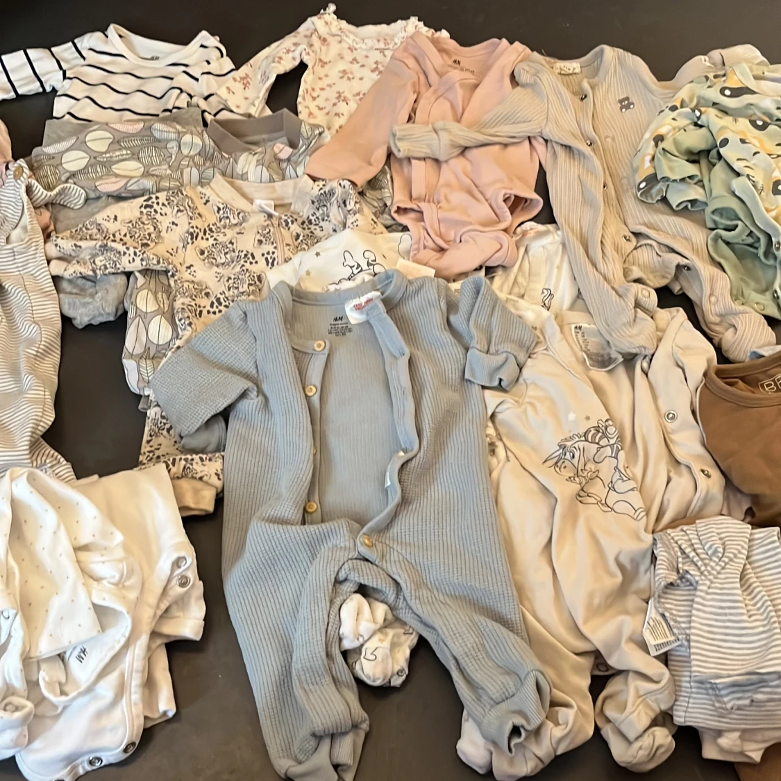 Kläder för bebisar från 1-3 månader från HM, Lindex, newbie, allt för 500kr  - 1