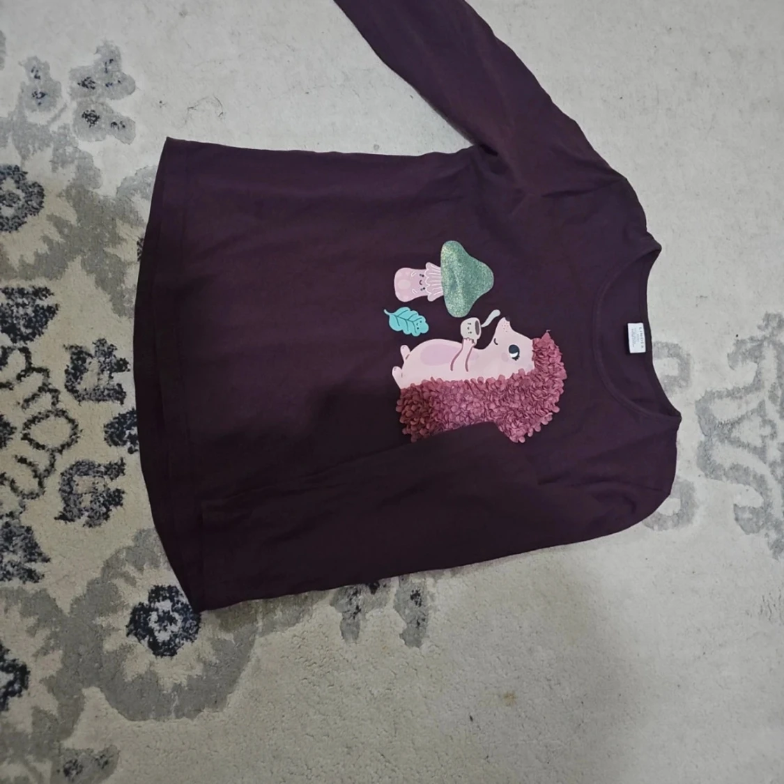 Mörklila långärmad tröja med igelkottmotiv med byxor