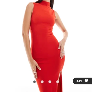 Röd klänning från Bershka - Röd midi klänning från Bershka i stl XS/S❤️ Endast testad!!
