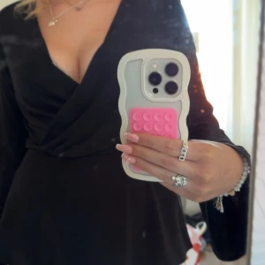 Svart blus med v-ringning - Säljer en svart blus med v-ringning och långa ärmar. Tröjan har lite vidare armar nedtill!! Skriv om ni har några frågor💕