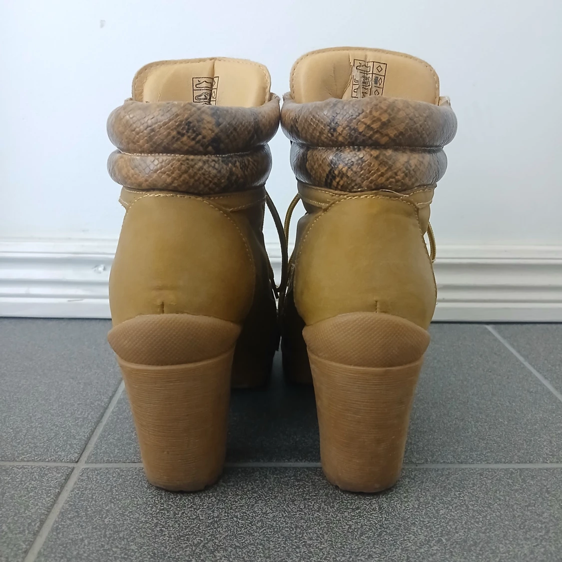 Beigea boots med klack och ormmönstrad detalj - 1