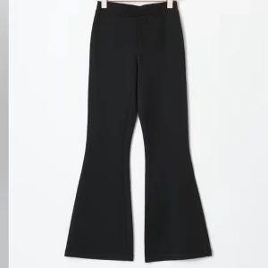 Svarta bootcut byxor - Svarta bootcut byxor med hög midja och utsvängda ben. Byxorna har en stilren och enkel design utan synliga detaljer och passar perfekt till en trendig vardagslook. Byxorna är ifrån Gina tricot 