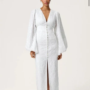 Adoore klänning  - Populär vit långklänning från Adoore. Köpt i somras och endast använd 2 gånger, inga defekter.😇