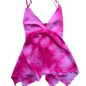 Vintage y2k asymmetrisk sommar topp - Rosa söt topp med glitter/shimmer detaljer. Lappar bortklippta men från gammal h&m passar en S-M. Justerbara snören bak. 