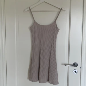 Beige ribbad klänning  - Ribbad beige klänning med smala axelband