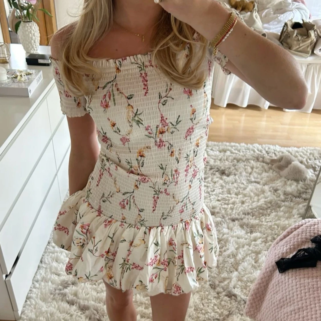 Blommig offshoulder klänning med volang - 1