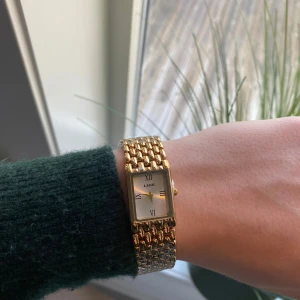 Guldplaterad klocka - Klockan är i ett mycket fint skick med ett sprillans nytt batteri och armbandet är justerbart så du enkelt kan justera armbandets originella storlek som är 19 cm.   Vid frågor och funderingar är det bara att skriva ✍️