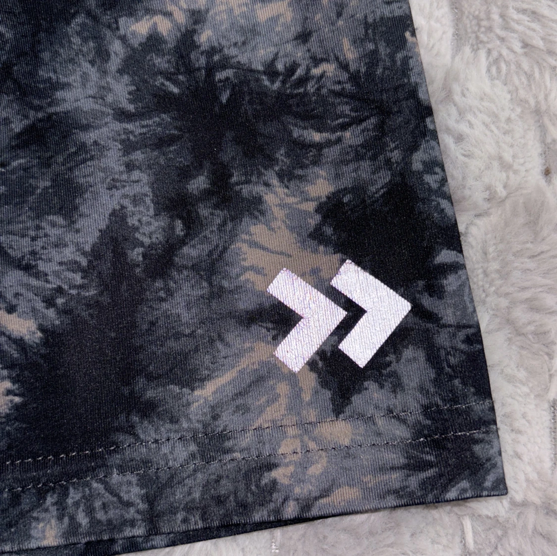 Svarta och grå träningsshorts med batikmönster från 15% - 2