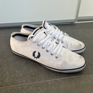 Fred Perry skor  - Säljer nu mina snygga fred Perry skor i bra skick men som bara behöver tvättas. Storlek 42. Hör av er om ni har fler frågor