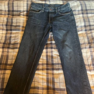 Nudie jeans gritty jackson 30/32 - Tja säljer ett par nudie jeans modell: gritty jackson, straight fit använda max 4 ggr