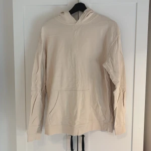 Beige hoodie i ekologisk bomull - Säljer en stilren beige hoodie från Cubus i ekologisk bomull. Tröjan har huva, lång ärm och en stor magficka framtill. Perfekt för en avslappnad look och enkel att matcha med det mesta. Hör av er vid intresse av köp!💕