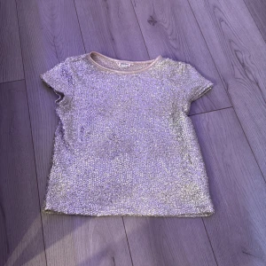 Glittrig silvertopp från petites - Säljer en glittrig silvertopp från petites i storlek 38. Köpt på Vinted men har aldrig använt den! Fin och perfekt när man vill piffa till de lite! Köpt för 70kr på Vinted💞