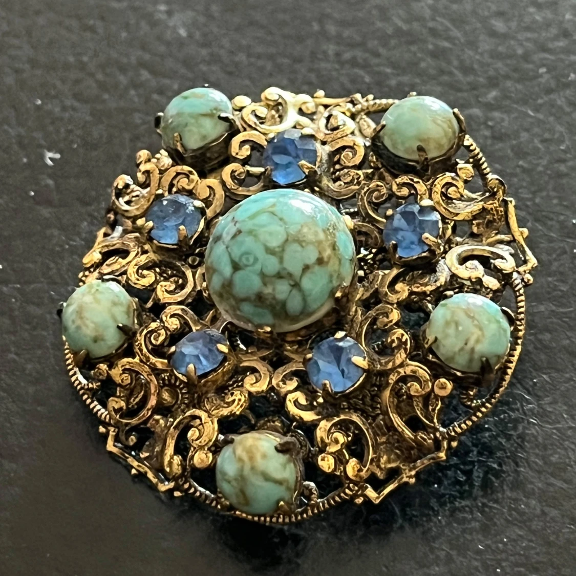 Vintage brosch med turkosa och blå stenar