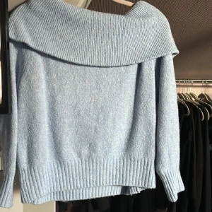 Ljusblå off shoulder tröja  - Intresse koll på min super söta ljus blå tröja, off shoulder och säljs ej längre! Skriv om intresserad.  Nästan aldrig använd !💗 