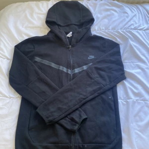 Nike tech fleece - Säljer mina Nike tech fleece. Bara tröja 300kr och bara byxa 300kr. Båda för 500kr💗 köpta från Turkiet!!!