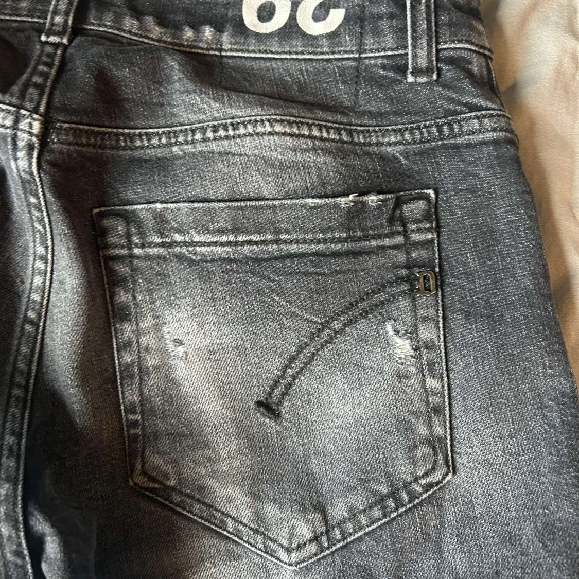 Grå slitna jeansbyxor - 2