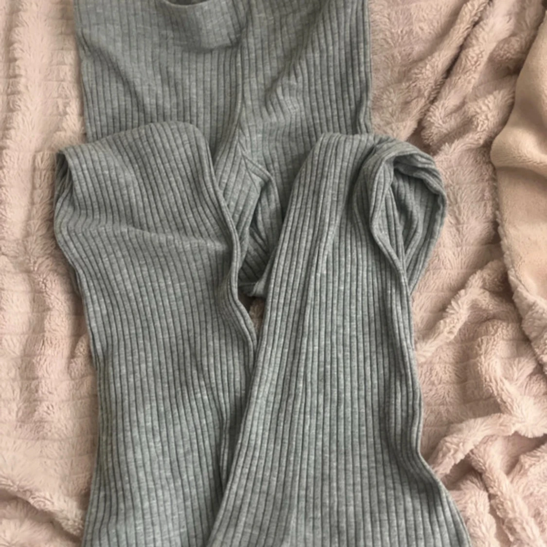 Grå ribbade utsvängda byxor  - 1