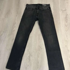 Svarta Replay jeans - Säljer ett par svarta Replay jeans i modellen Dave, helt nya, används en gång! Jeansen har en cool kontrast samt en snygg tvättad finish. Perfekta för dig som gillar stilrena jeans med bra passform.