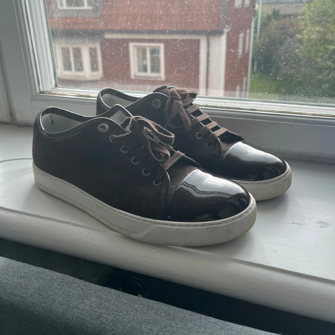 Bruna sneakers från Lanvin med lackad tå