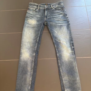 Boss jeans med unik tvättning  - Säljer ett par stilrena blå jeans från BOSS med snygga slitningar och tvättade detaljer. Perfekta för sommaren och passar till det mesta. Storlek 30/32. Knappt använda