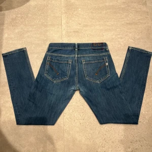 Dondup George Jeans  - Säljer ett par feta DonDup George i nyskick. Storlek W33! Nypris 3000 kr – mitt pris 699 kr🔥 Hör av dig vid funderingar om bild eller något annat!✨Pris kan även diskuteras!