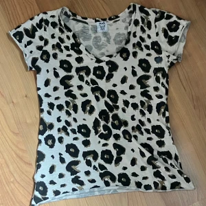 leopardmönstrad tshirt - leopardmönstrad tshirt med v-urringning