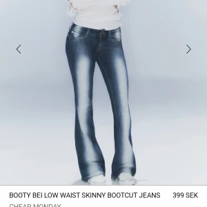 Trendiga bootcut jeans från Cheap Monday - Säljer ett par blå bootcut jeans från Cheap Monday för att de är för långa för mig 🙄Jeansen är jättelågmidjsde och stretchiga, inte stela ich obekväma. Jeansen har en snygg tvätt med ljusare partier och utsvängda ben. Har en lätt heelbite. Pris går ALLTID att diskutera ⚠️❣️ nypris:400kr
