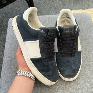 Valentino flycrew  - Säljer dessa sjukt feta valentino flycrew som är sjukt svåra att få tag på! Marinblå! Självklart äkta. Box, och valentino kort ingår! Size 40,5 fits 41-41,5! Skick 8,5/10!alla nitar kvar.  Defekter? En söm har släppt o lite heeldrag. Hör av dig vid minsta fundering 🤩