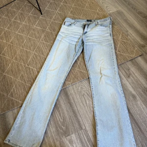 Ljusblå jeans från Armani Jeans - Säljer ett par ljusblå jeans från Armani Jeans med raka ben. Jeansen har normal passform. Perfekta för en avslappnad stil.