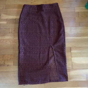 Brun mönstrad kjol från H&M.  - Brun kjol i storlek XS, med fint mönster och split leg. Har aldrig använts, väldigt bra skick. Medel lång.