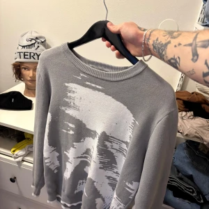 Crewneck från SoulLondon - Säljer nu en snygg crew från souldldn. Använd 1 gång, Mycket bra skick. Dom släpper inte kläder så ofta så svår att få tag i.  