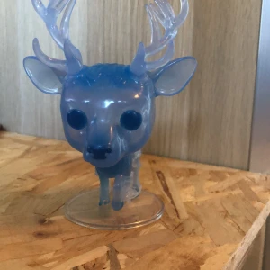 Patronus Harry Potter - Säljer en blå, genomskinlig harry Potter patronus funko pop!! Orginalförpackningen har jag inte. Ena benet är lite trasigt men det kan fortfarande stå, så det märks knappt!!
