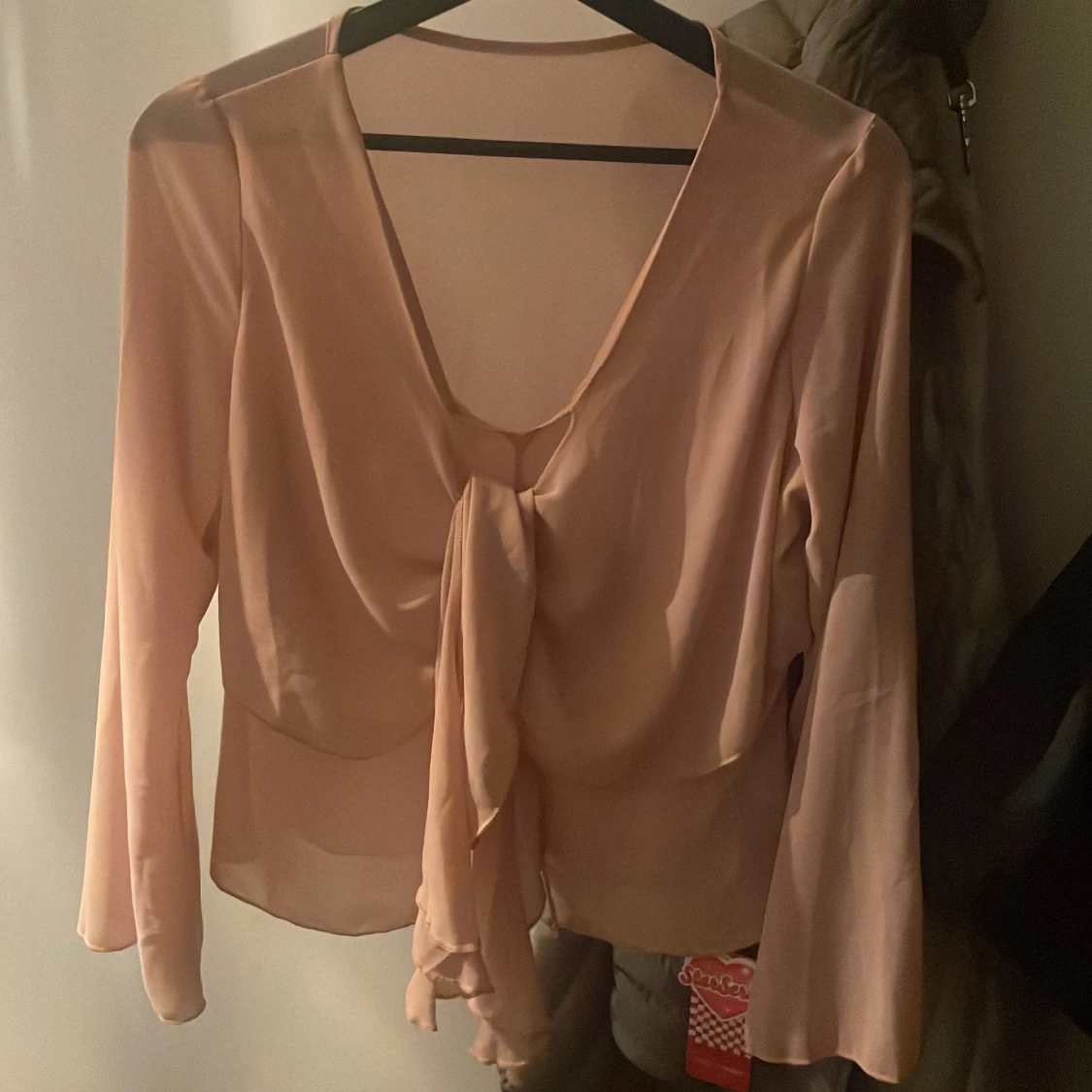 Ljusrosa blus med knyt framtill