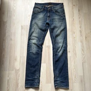 Tiger of Sweden Jeans - Säljer ett par klassiska blå jeans från Tiger of Sweden. Jeansen är slimfit - straight.  Nypris: ca. 1 600