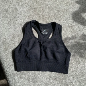 Svart sport-bh från Energetics Body and Soul - Säljer en svart sport-bh från Energetics Body and Soul. Modellen har bred resår nedtill som ger extra stöd. Perfekt för träning och har en tight passform. Materialet är stretchigt och andas bra.