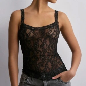 Snygg lace topp - Säljer på grund av att jag tyvärr aldrig använder den och har ingen som helst defekt❤️ Den är från Nelly i storlek XS. Skriv om det är några frågor💕