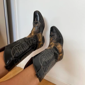vintage cowboy boots - bud är bindande!!! ❤️så fina vintage cowboy boots jag har köpt på secondhand! I helhet fint skick men finns några enstaka defekter. I äkta skinn och därför super bra kvalitet då de är tåliga mot vatten och slit!Kontakta mig för fler bilder ❤️ 