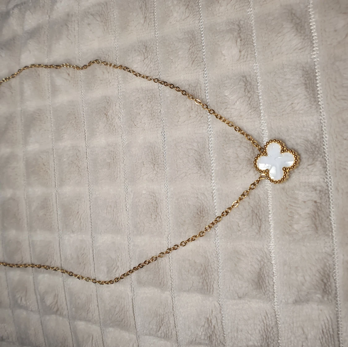 Guldhalsband med fyrklöverberlock - 1