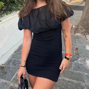 Svart kortklänning med puffärmar - Från Zara, storlek S 