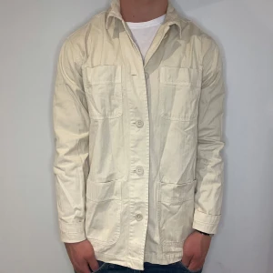 Overshirt - Stilren och perfekt för vår/sommar | Strl - S | Skick - 9/10 | Nypris - ca 1200kr | För ytterligare frågor är det bara att skriva 🗣️