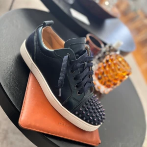 CHRISTIAN LOUBOUTIN - Tja! Säljer nu ett par Christian Louboutin skor i en Navyblue färg, extremt snygga och en otroligt kvalitet, skorna är äkta och de kan man se tydligt om man kan sin grej, sulan är knappt sliten överhuvudtaget. PERFEKT FÖR SOMMAREN! alla nitar är på plats, priset är ej hugget i sten! Kom med förslag! KVITTO FINNS MED KOM PRIVAT FÖR DE