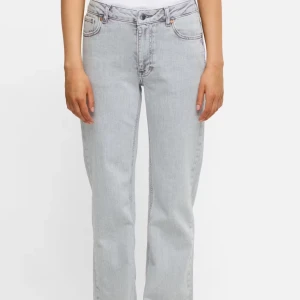 Gråa jeans - Ljusgråa jeans från Bikbok i modellen mid wide, knappt använda! Storlek w26 L30