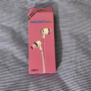 Tråd hörlurar  - Ett par bra trådhörlurar. Helt nya aldrig öppnat förutom när jag skulle ta bilden.