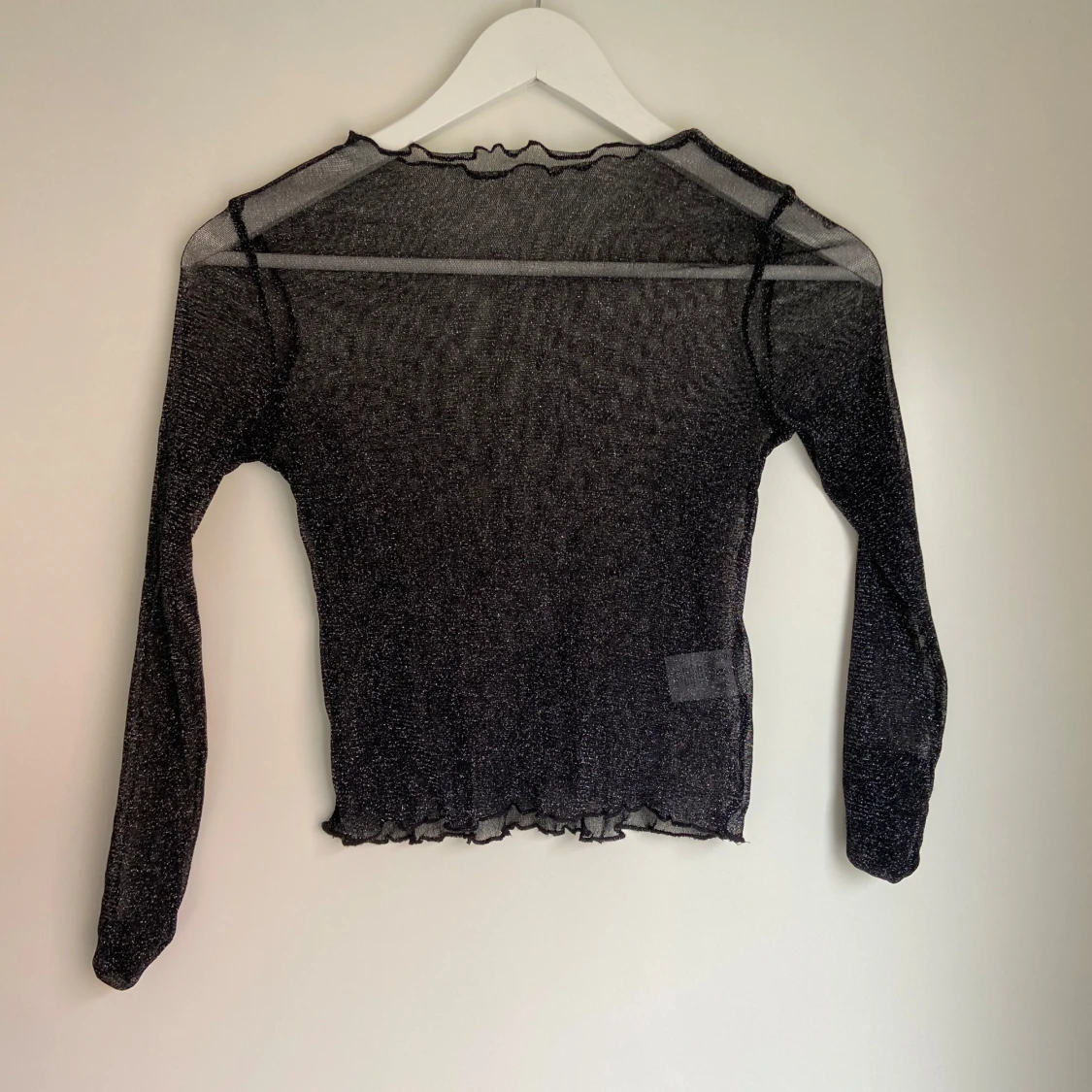 Svart mesh topp med volangdetaljer