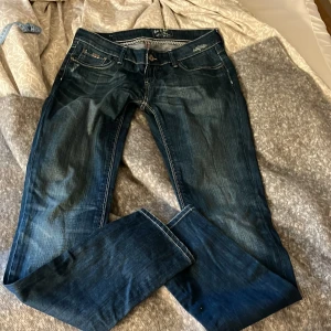 Blå lowwaist vintage jeans från rich&royal - Snygga blå jeans med låg midja. Råka ben, inte bootcut men inte skinny. Bra skick. Passar mig i längden som är 170. 
