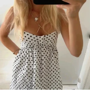 Prickig klänning  - Super söt prickig klänning från Zara, storlek M❤️passar mig med S!