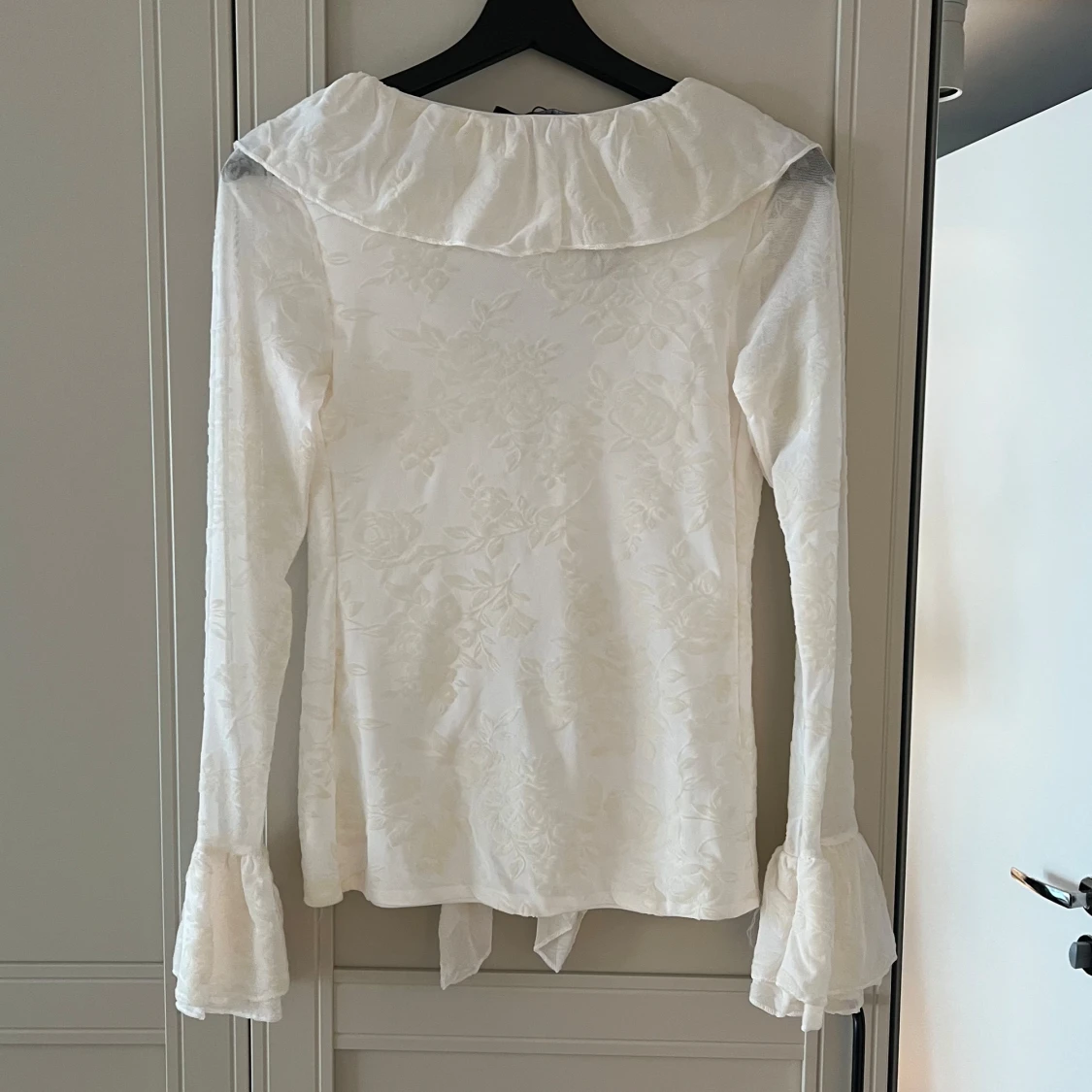 Cremevit topp från boohoo - 3