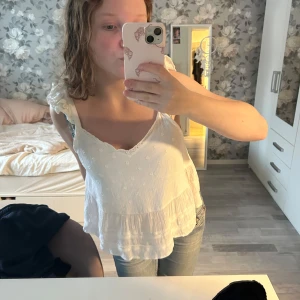 Vit topp - Söt vit linnetopp med volang nertill. Passar perfekt till en jeanskjol. 💞💞